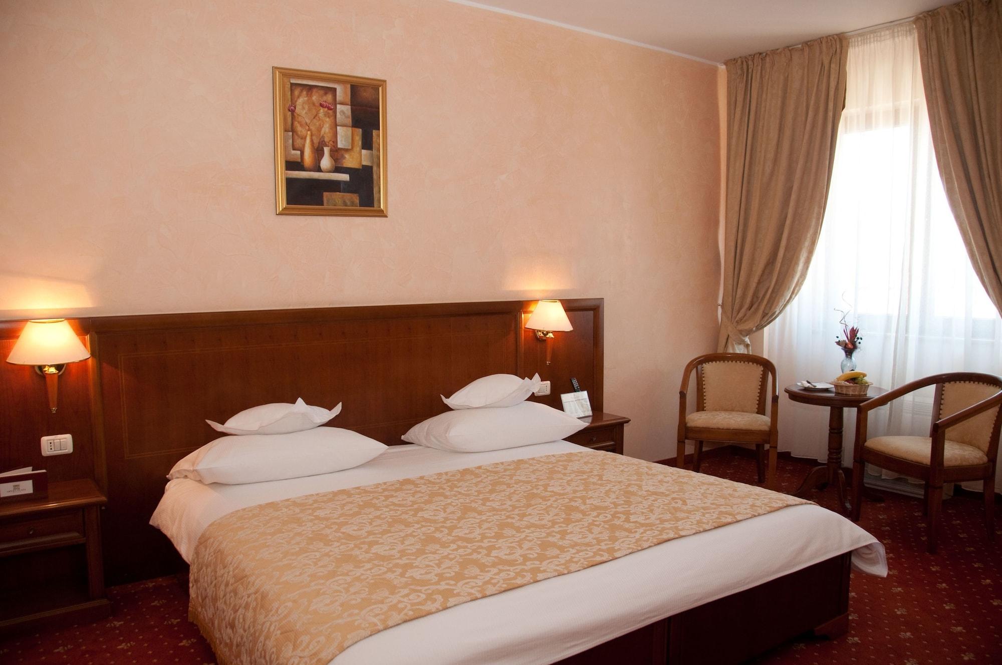 Hotel Opera Plaza คลูจ-นาโปกา ภายนอก รูปภาพ