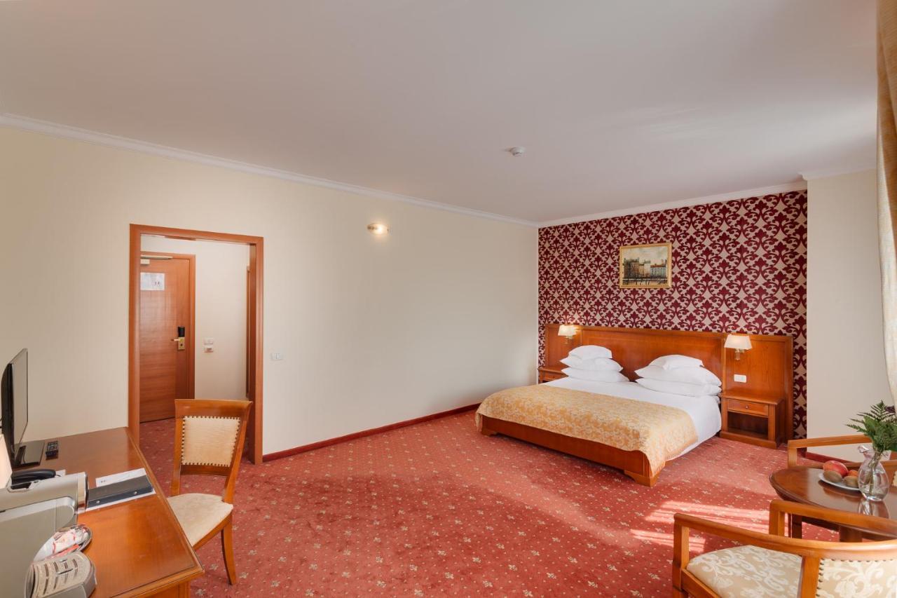 Hotel Opera Plaza คลูจ-นาโปกา ภายนอก รูปภาพ