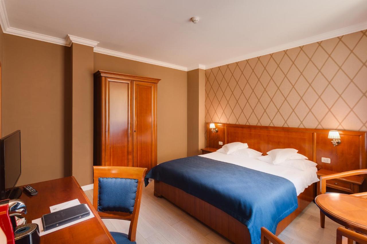 Hotel Opera Plaza คลูจ-นาโปกา ภายนอก รูปภาพ