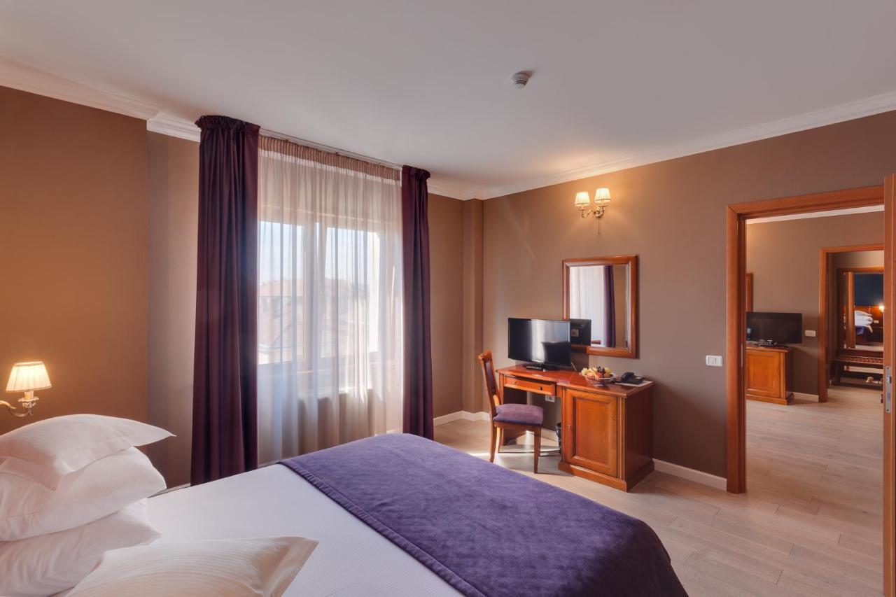 Hotel Opera Plaza คลูจ-นาโปกา ภายนอก รูปภาพ