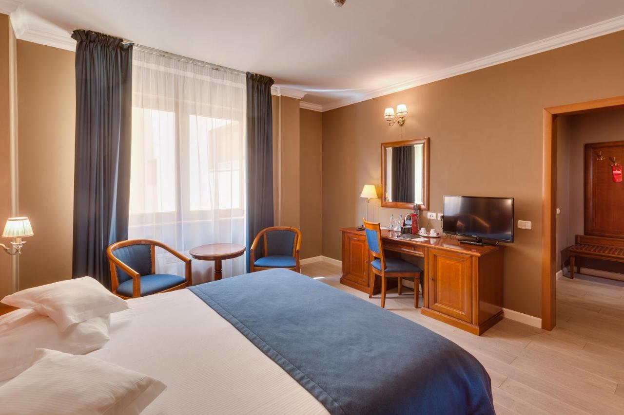 Hotel Opera Plaza คลูจ-นาโปกา ภายนอก รูปภาพ