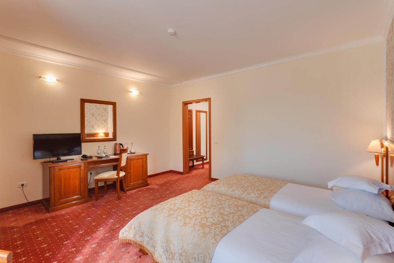 Hotel Opera Plaza คลูจ-นาโปกา ภายนอก รูปภาพ