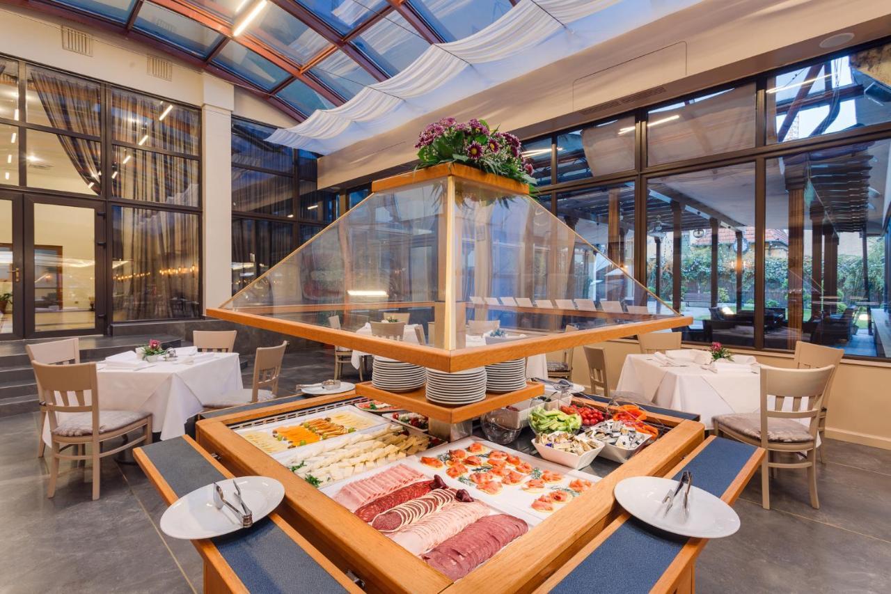 Hotel Opera Plaza คลูจ-นาโปกา ภายนอก รูปภาพ
