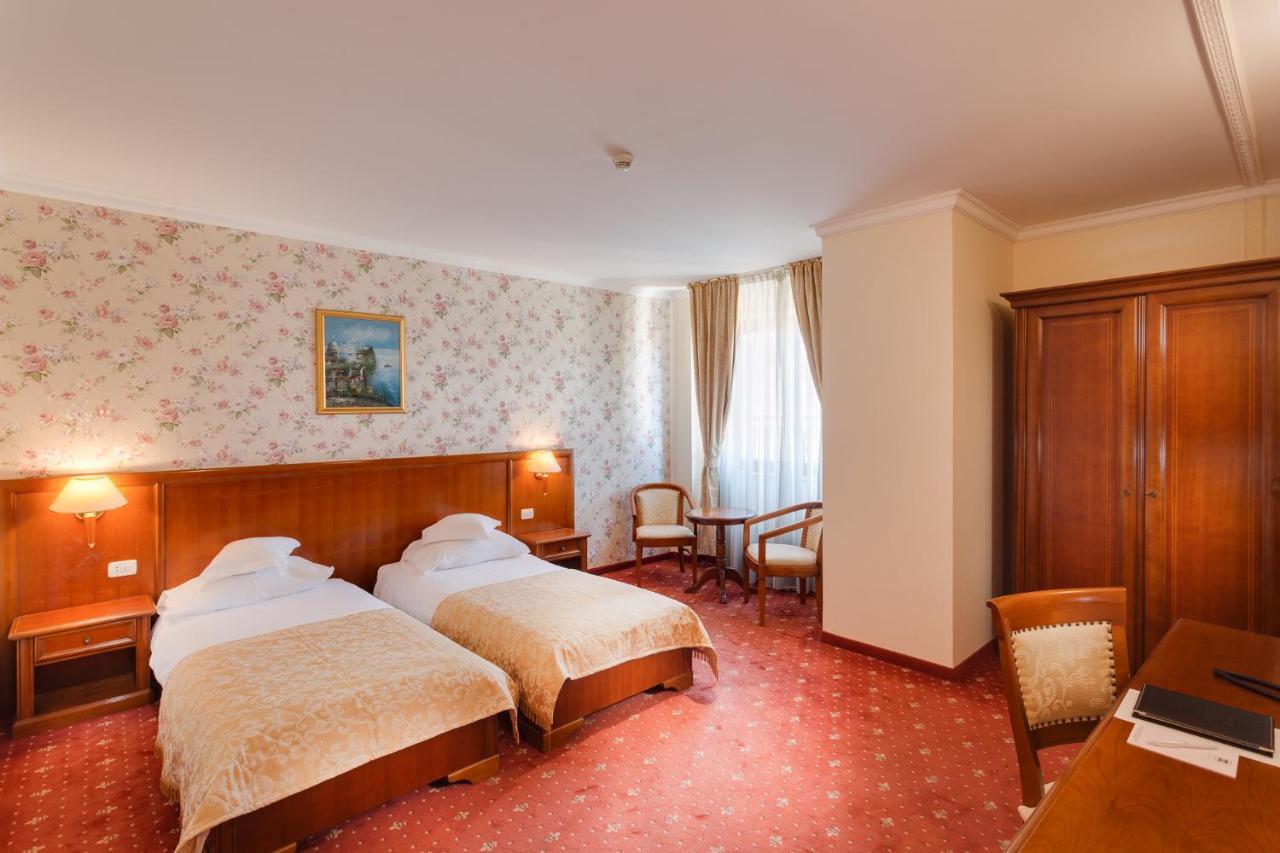 Hotel Opera Plaza คลูจ-นาโปกา ภายนอก รูปภาพ