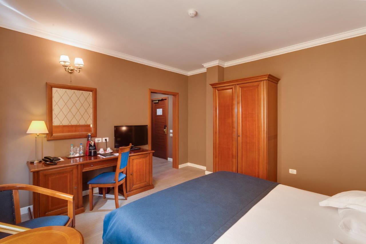 Hotel Opera Plaza คลูจ-นาโปกา ภายนอก รูปภาพ