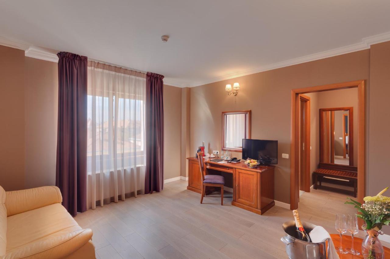 Hotel Opera Plaza คลูจ-นาโปกา ภายนอก รูปภาพ