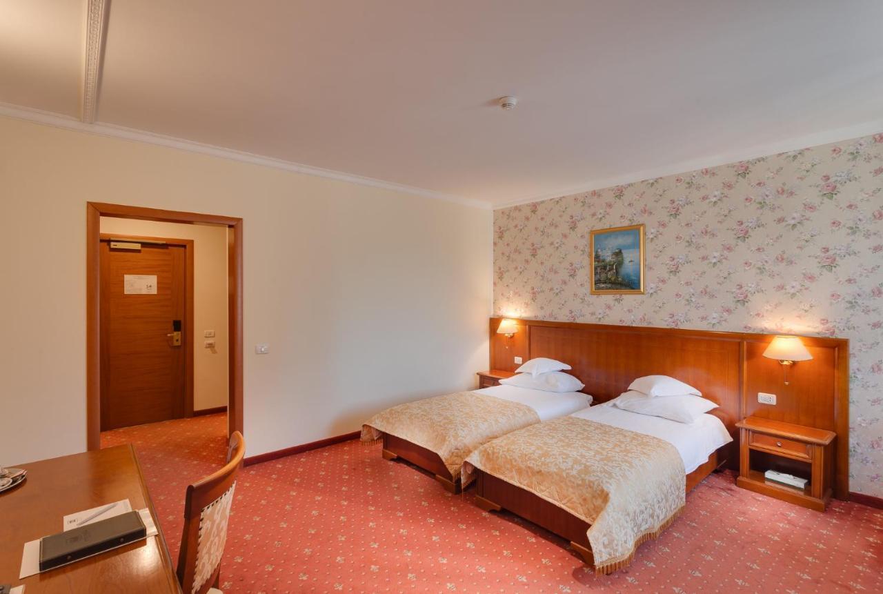 Hotel Opera Plaza คลูจ-นาโปกา ภายนอก รูปภาพ