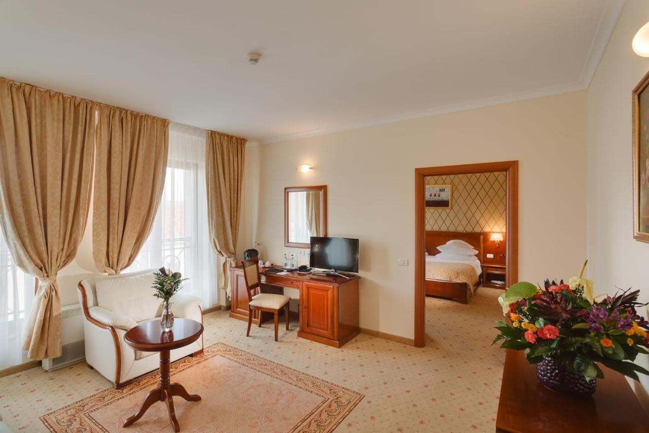 Hotel Opera Plaza คลูจ-นาโปกา ภายนอก รูปภาพ