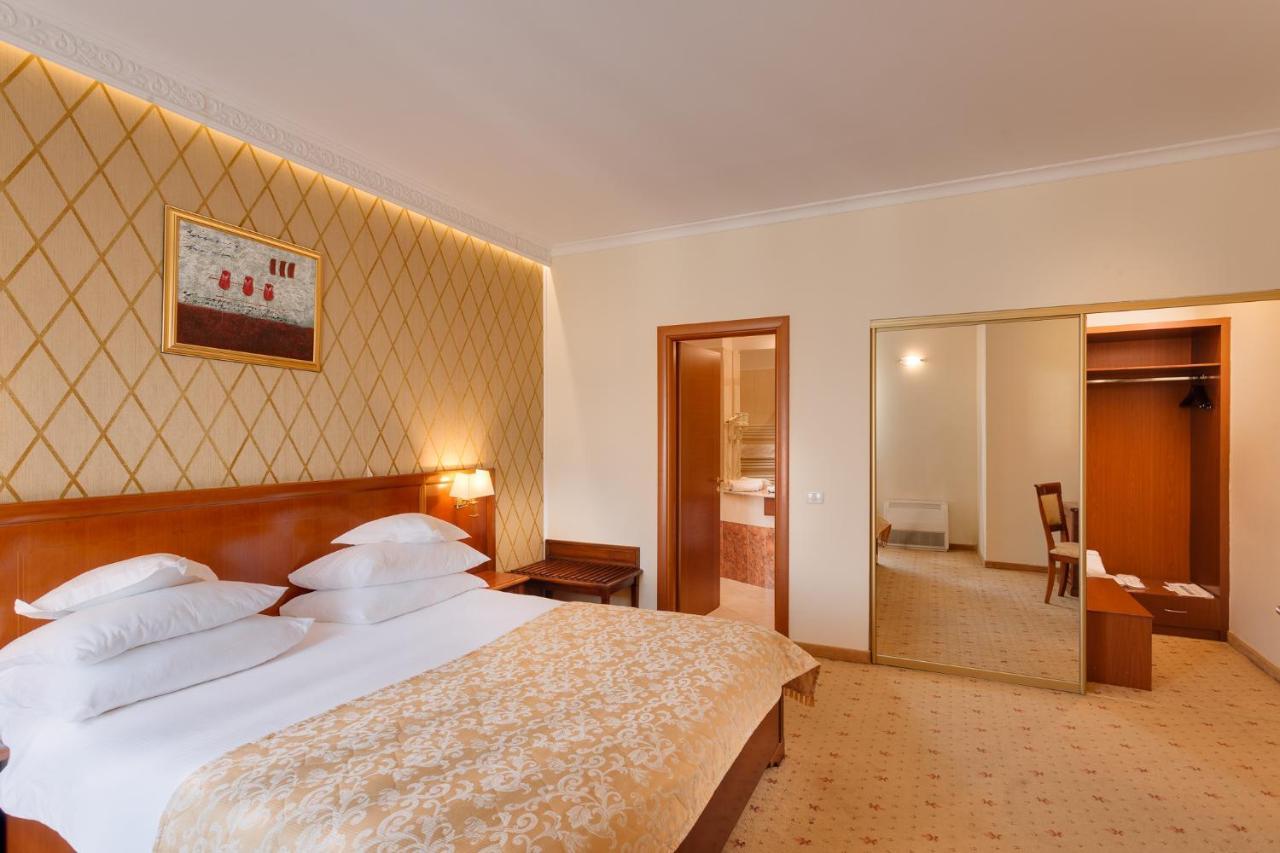Hotel Opera Plaza คลูจ-นาโปกา ภายนอก รูปภาพ